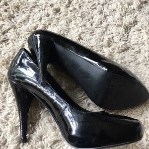 Steve Madden black patent leather pumps
